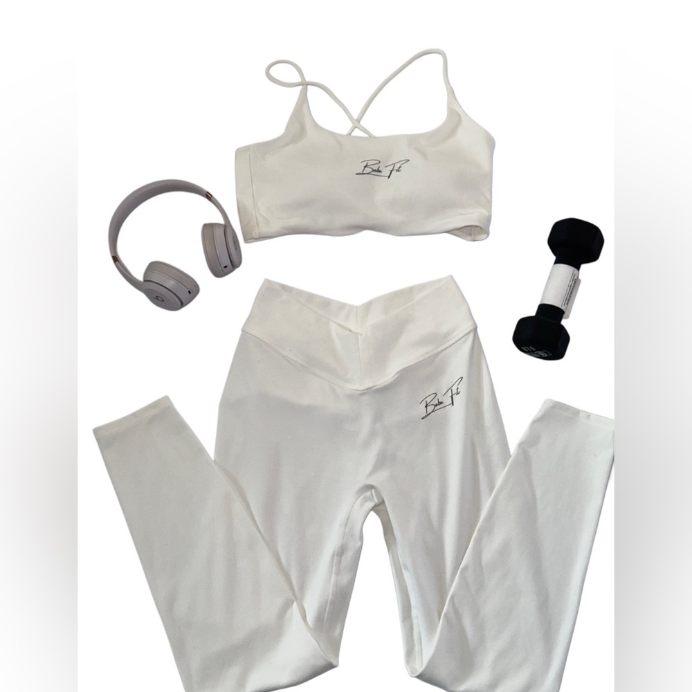 White Activewear Set with Crop Top and Leggings